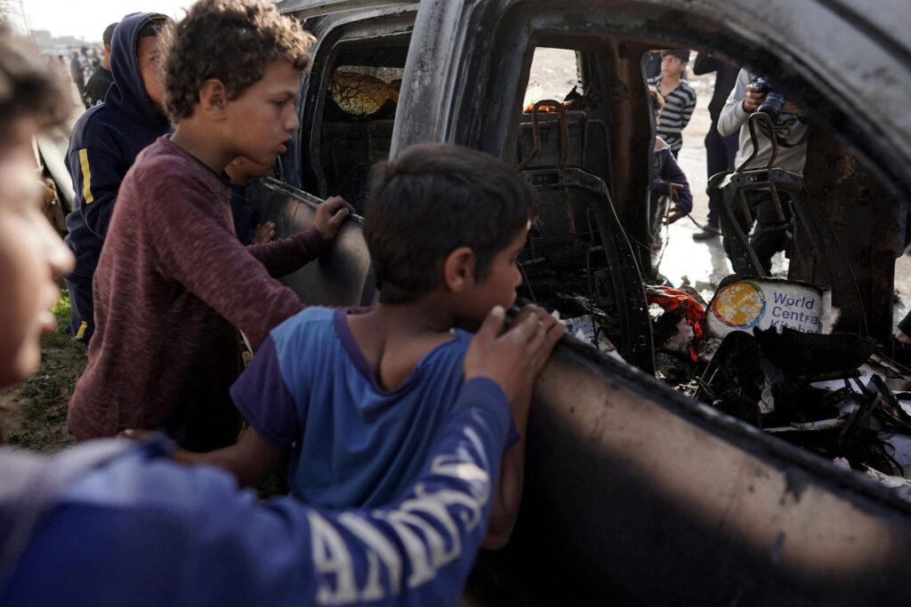 Gaza-Kids-veiw-Burned-Car